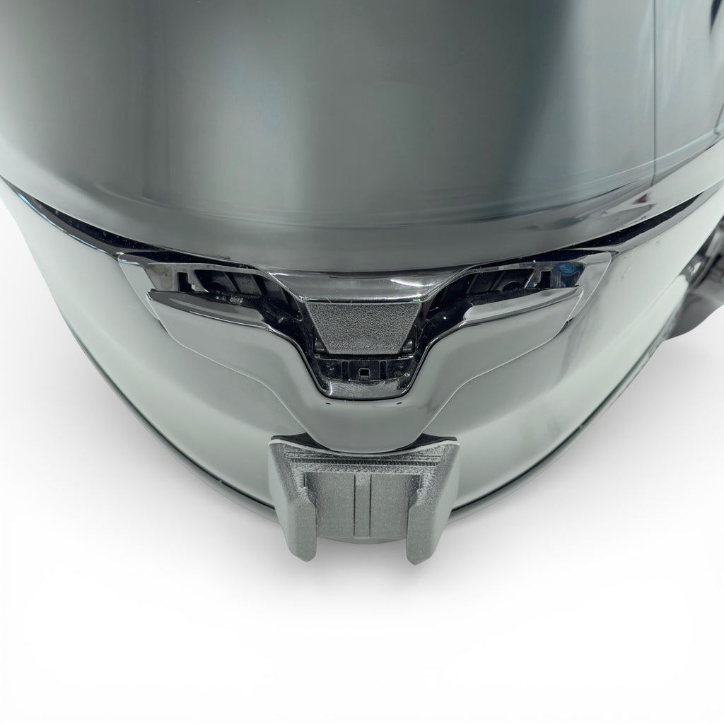 Vista frontal del casco SHOEI NXR 2 con el soporte de mentonera RiderMounts montado