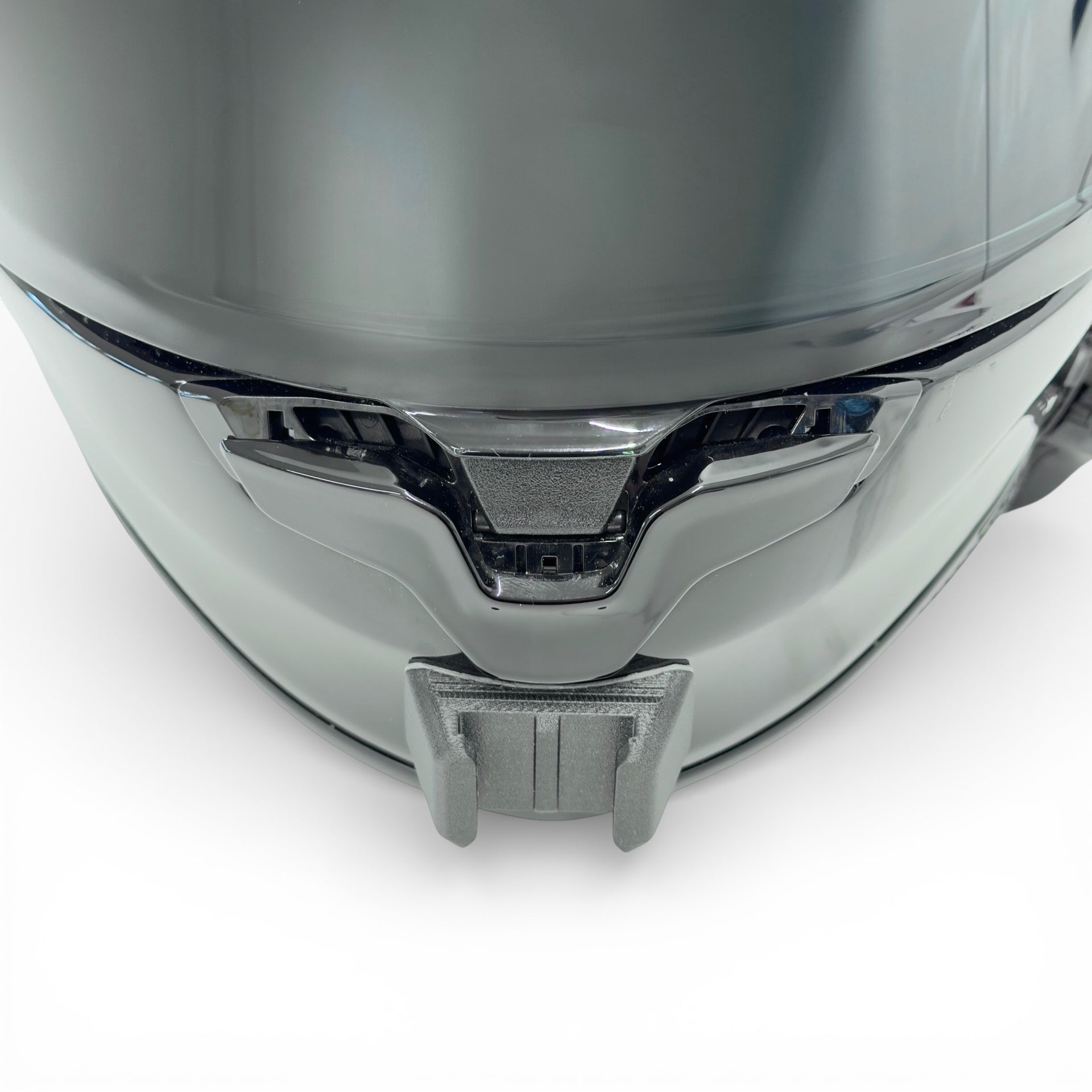 Vista frontal del casco SHOEI NXR 2 con el soporte de mentonera RiderMounts montado