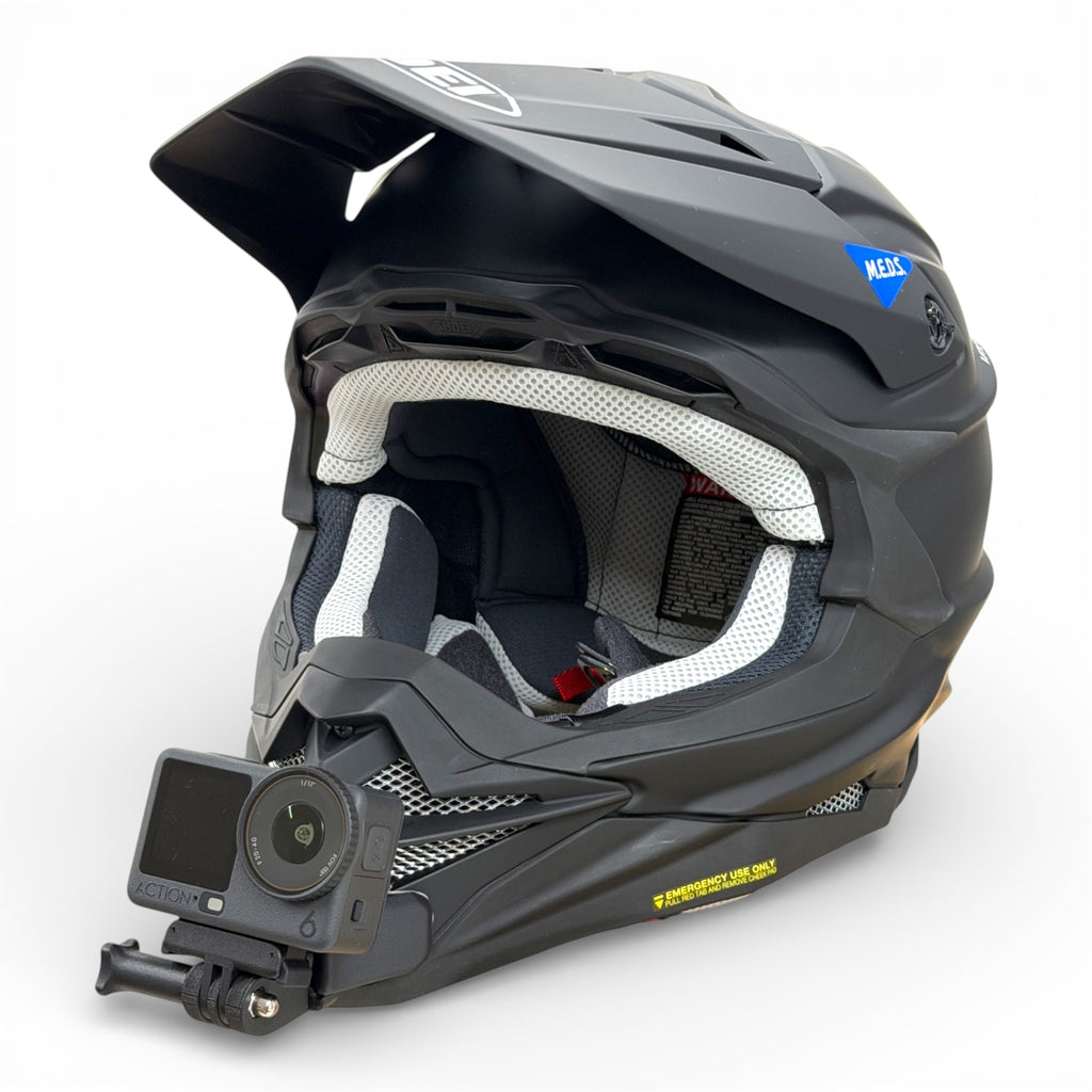 Casco SHOEI VFX-WR 06 con soporte de mentonera RiderMounts y cámara de acción montada