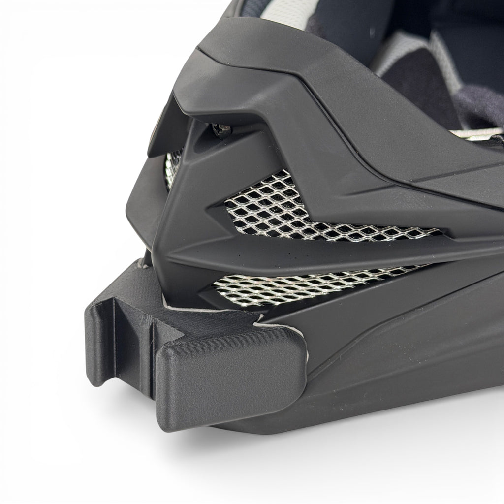 Primer plano del soporte de mentonera RiderMounts en la barbilla del casco SHOEI VFX-WR 06