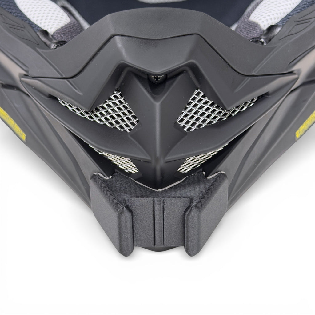 Vista frontal del casco SHOEI VFX-WR 06 con el soporte de mentonera RiderMounts montado