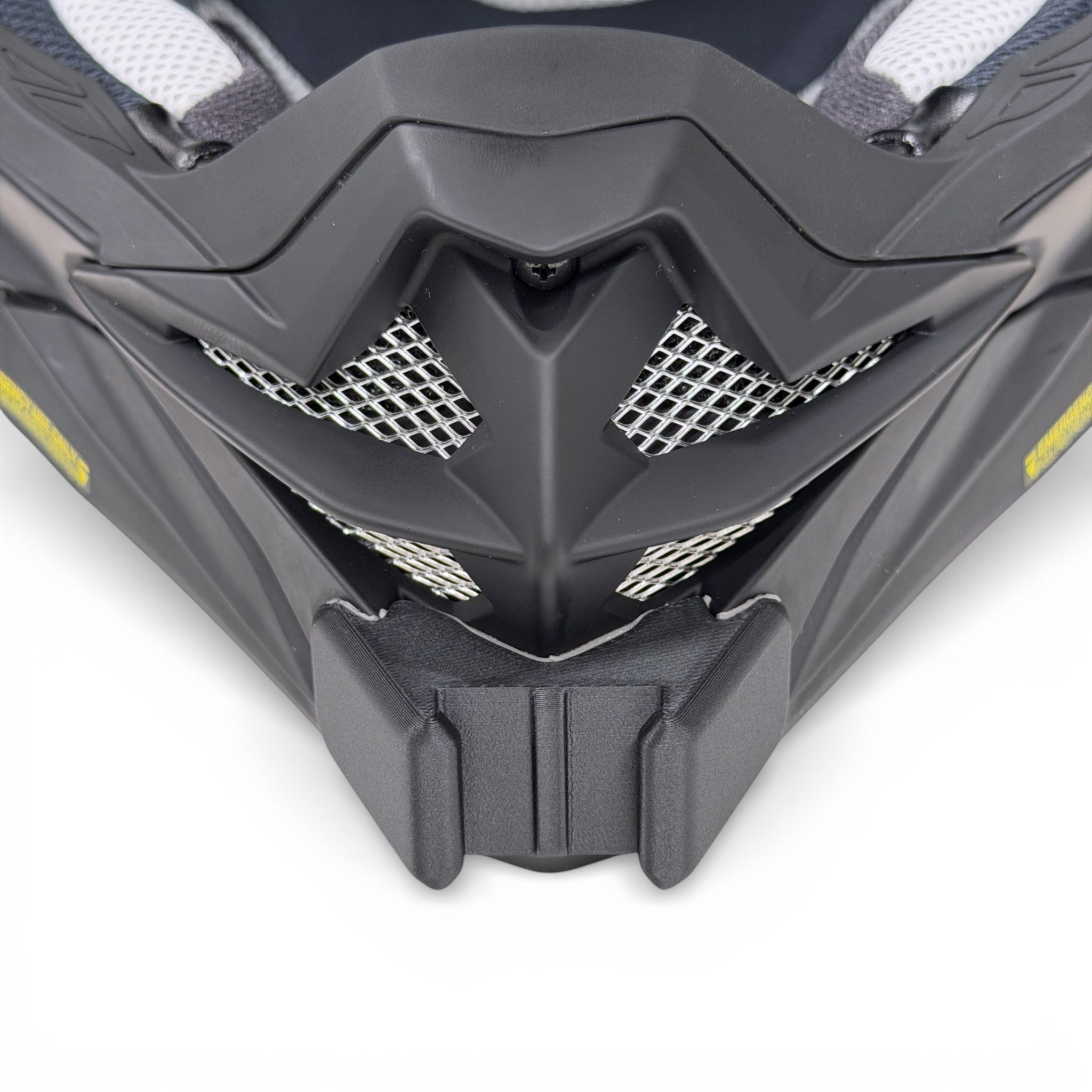 Vista frontal del casco SHOEI VFX-WR 06 con el soporte de mentonera RiderMounts montado