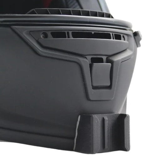 Primer plano del soporte de mentonera RiderMounts en la barbilla del casco SHOEI X-SPIRIT 3