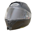 Casco SHOEI X-SPR PRO con el soporte de mentonera RiderMounts instalado