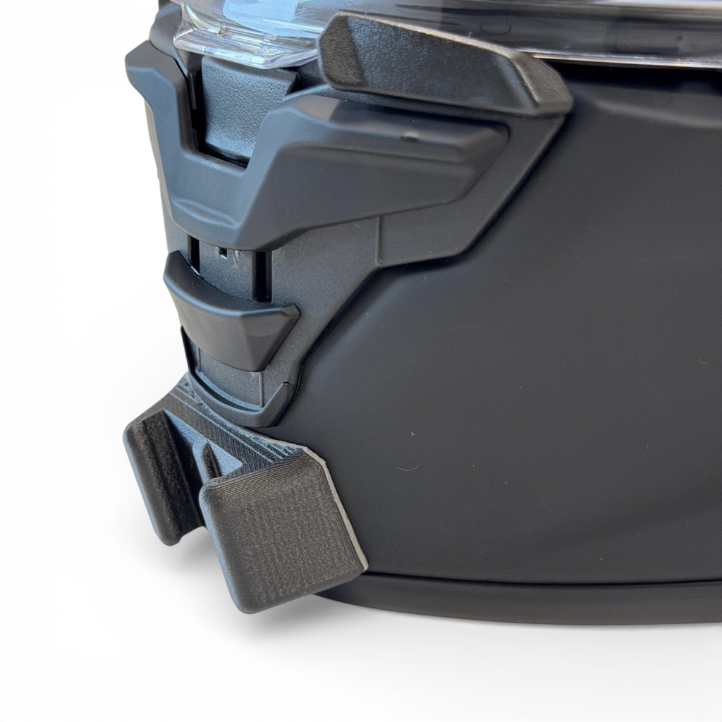 Primer plano del soporte de mentonera RiderMounts en la barbilla del casco SHOEI X-SPR PRO