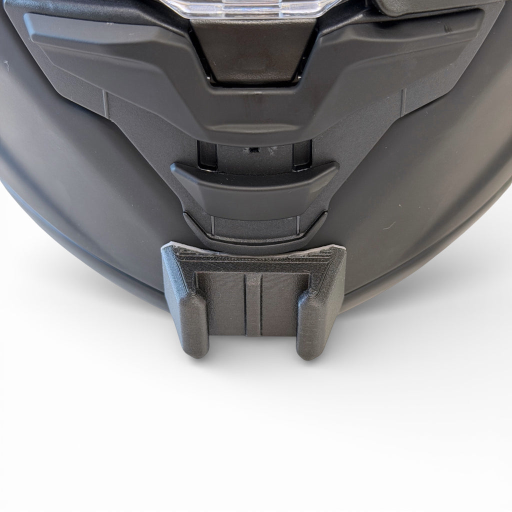 Vista frontal del casco SHOEI X-SPR PRO con el soporte de mentonera RiderMounts montado