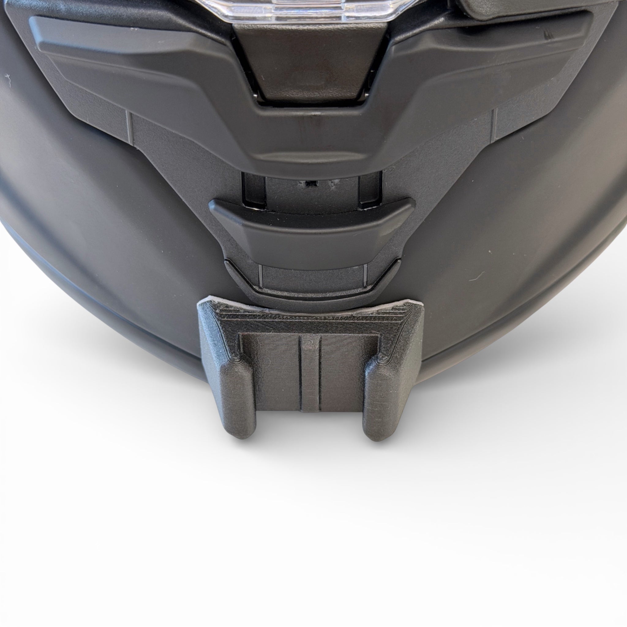 Vista frontal del casco SHOEI X-SPR PRO con el soporte de mentonera RiderMounts montado