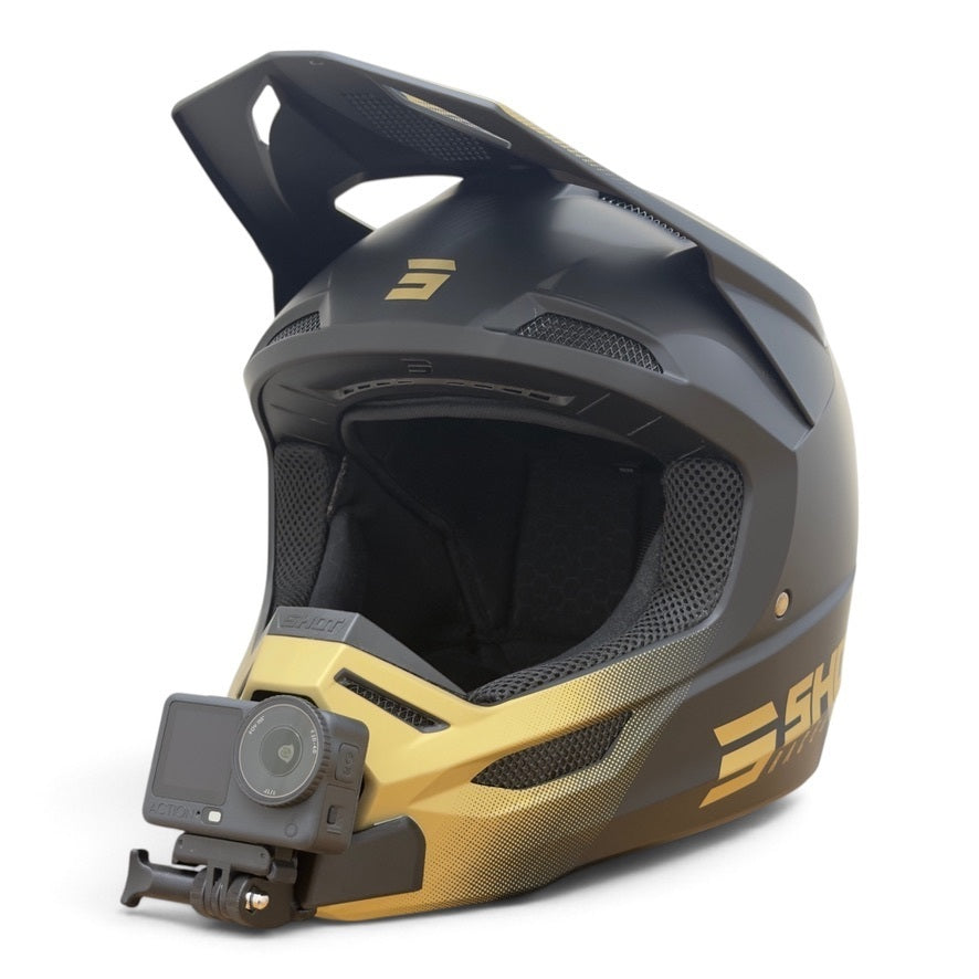 Casco SHOT RACE con soporte de mentonera RiderMounts y cámara de acción montada