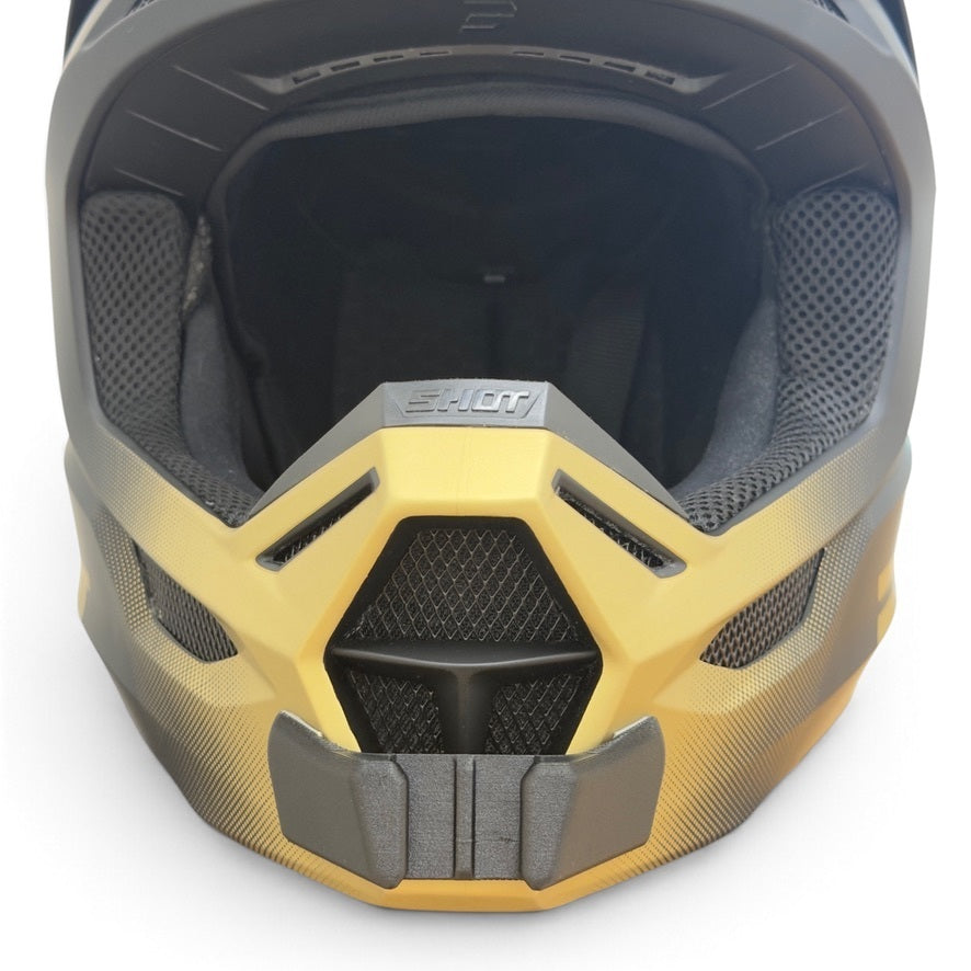 Vista frontal del casco SHOT RACE con el soporte de mentonera RiderMounts montado