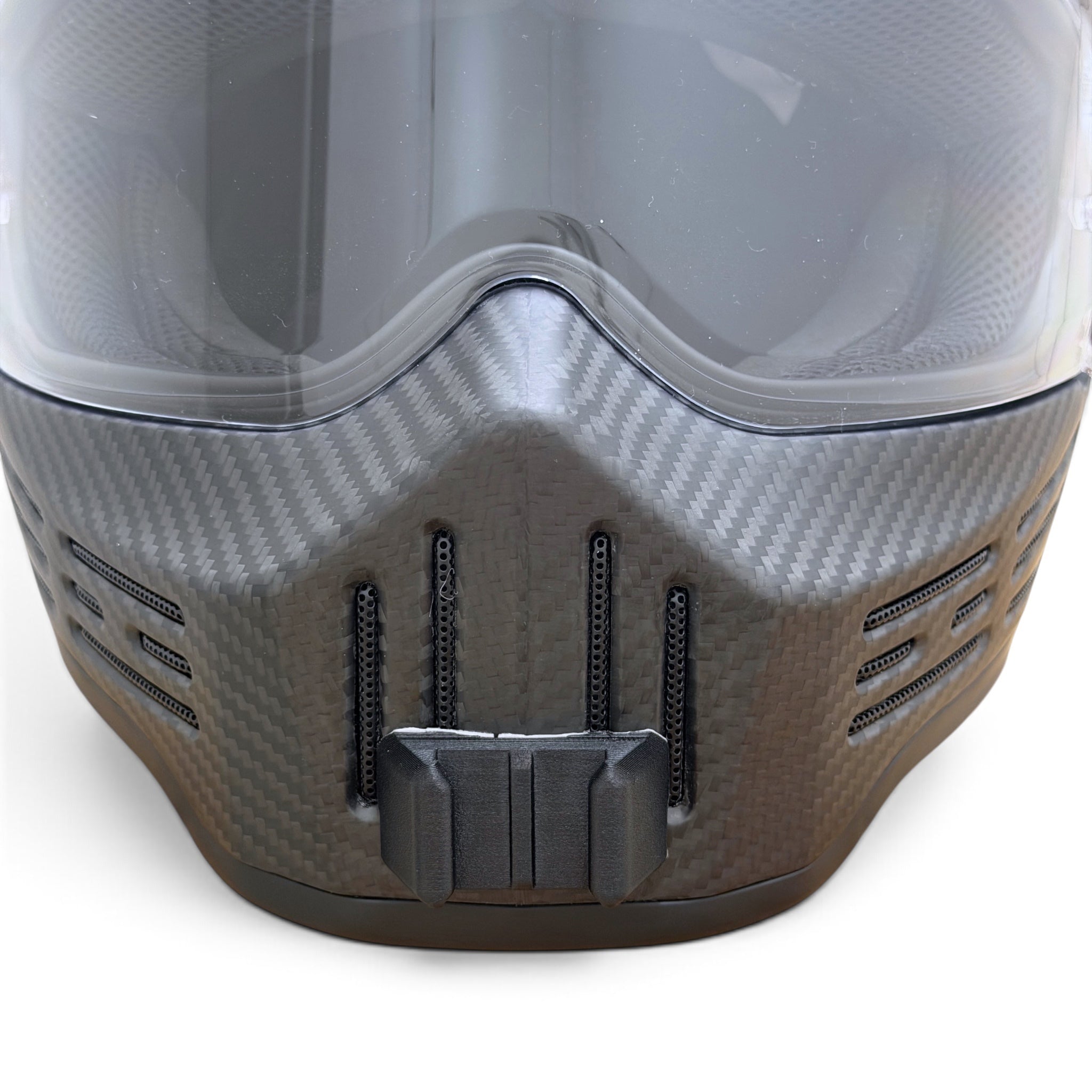 Vista frontal del casco SIMPSON M30 con el soporte de mentonera RiderMounts montado