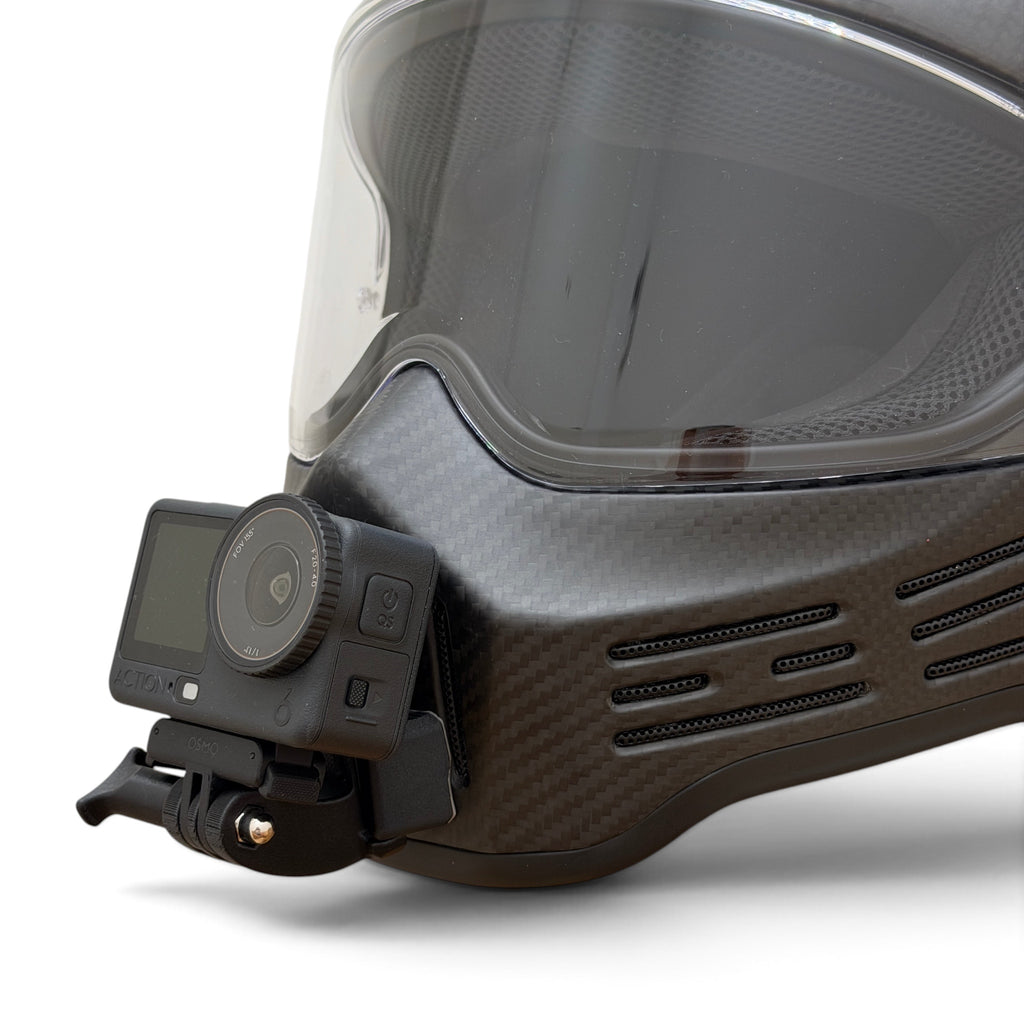 Soporte de mentonera RiderMounts en el casco SIMPSON M30 visto desde otro ángulo