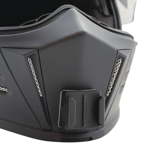 Primer plano del soporte de mentonera RiderMounts en la barbilla del casco SIMPSON MOD Bandit