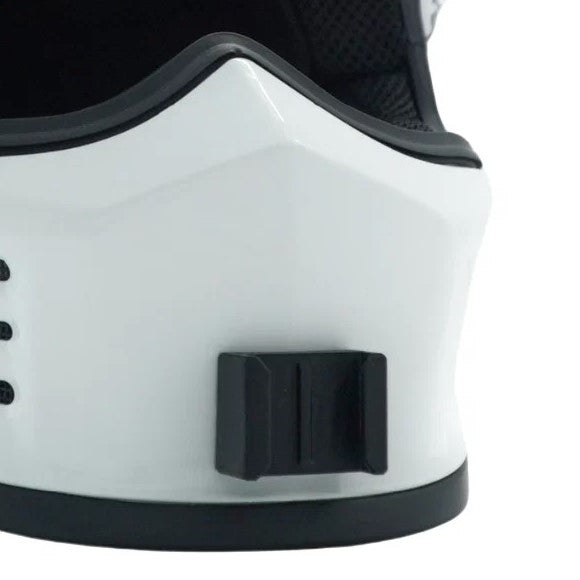 Primer plano del soporte de mentonera RiderMounts en la barbilla del casco SIMPSON SPEED BANDIT