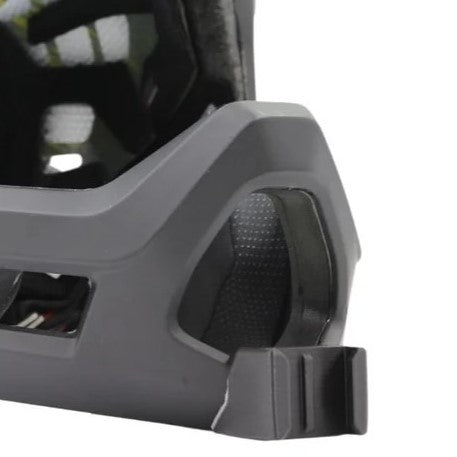 Primer plano del soporte de mentonera RiderMounts en la barbilla del casco SMITH MAINLINE