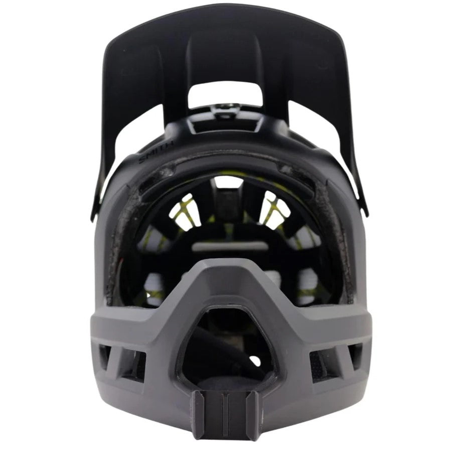 Vista frontal del casco SMITH MAINLINE con el soporte de mentonera RiderMounts montado