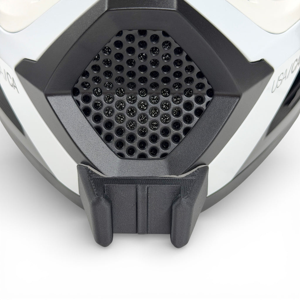 Vista frontal del casco THOR FLEET con el soporte de mentonera RiderMounts montado