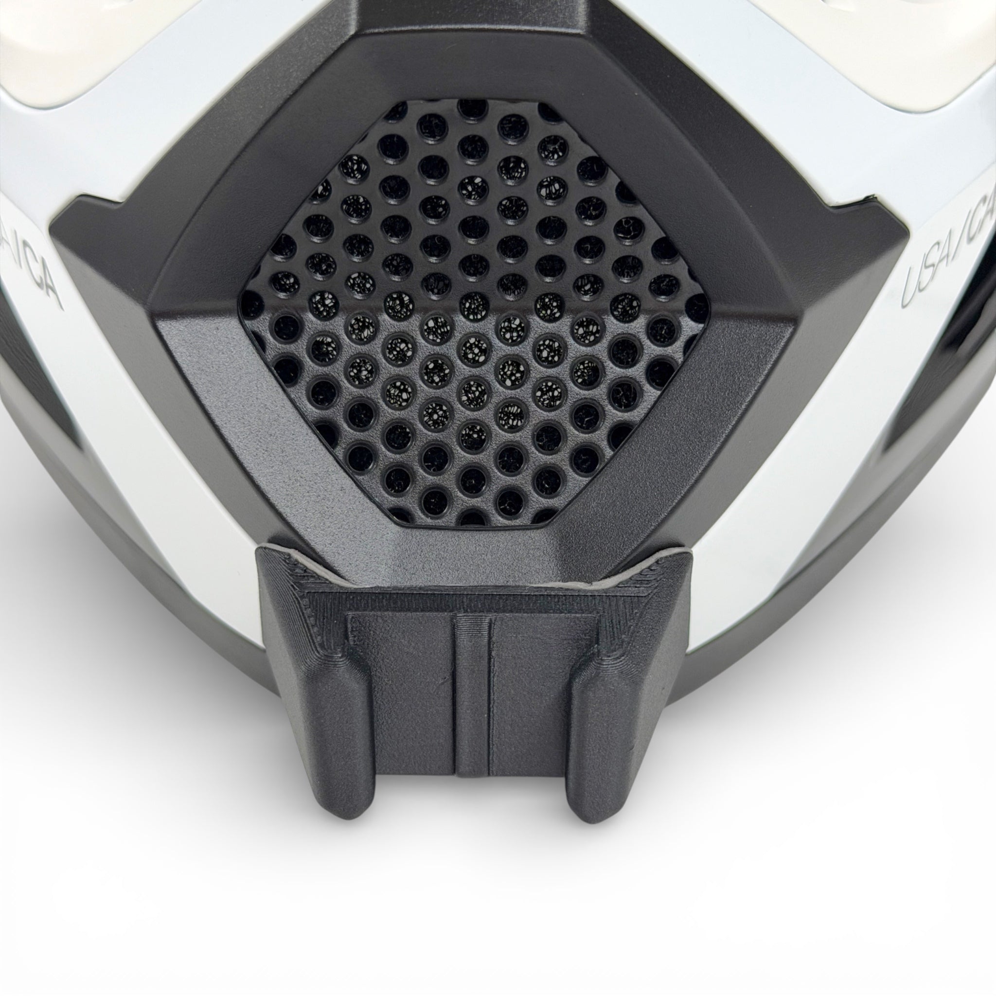 Vista frontal del casco THOR FLEET con el soporte de mentonera RiderMounts montado