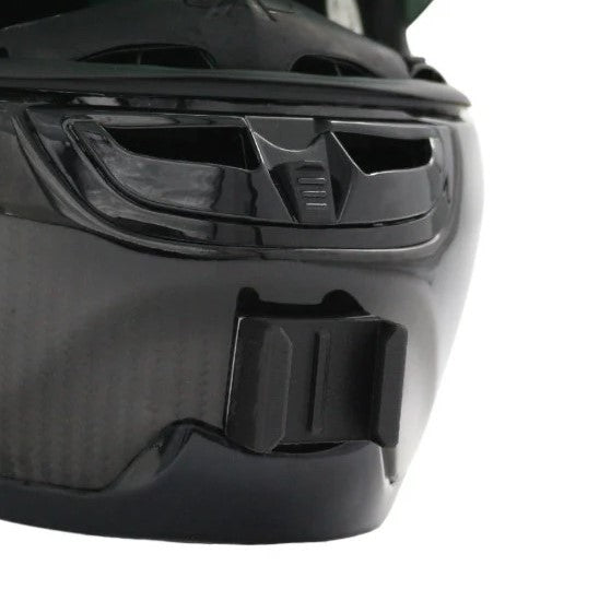 Primer plano del soporte de mentonera RiderMounts en la barbilla del casco X-LITE X-803
